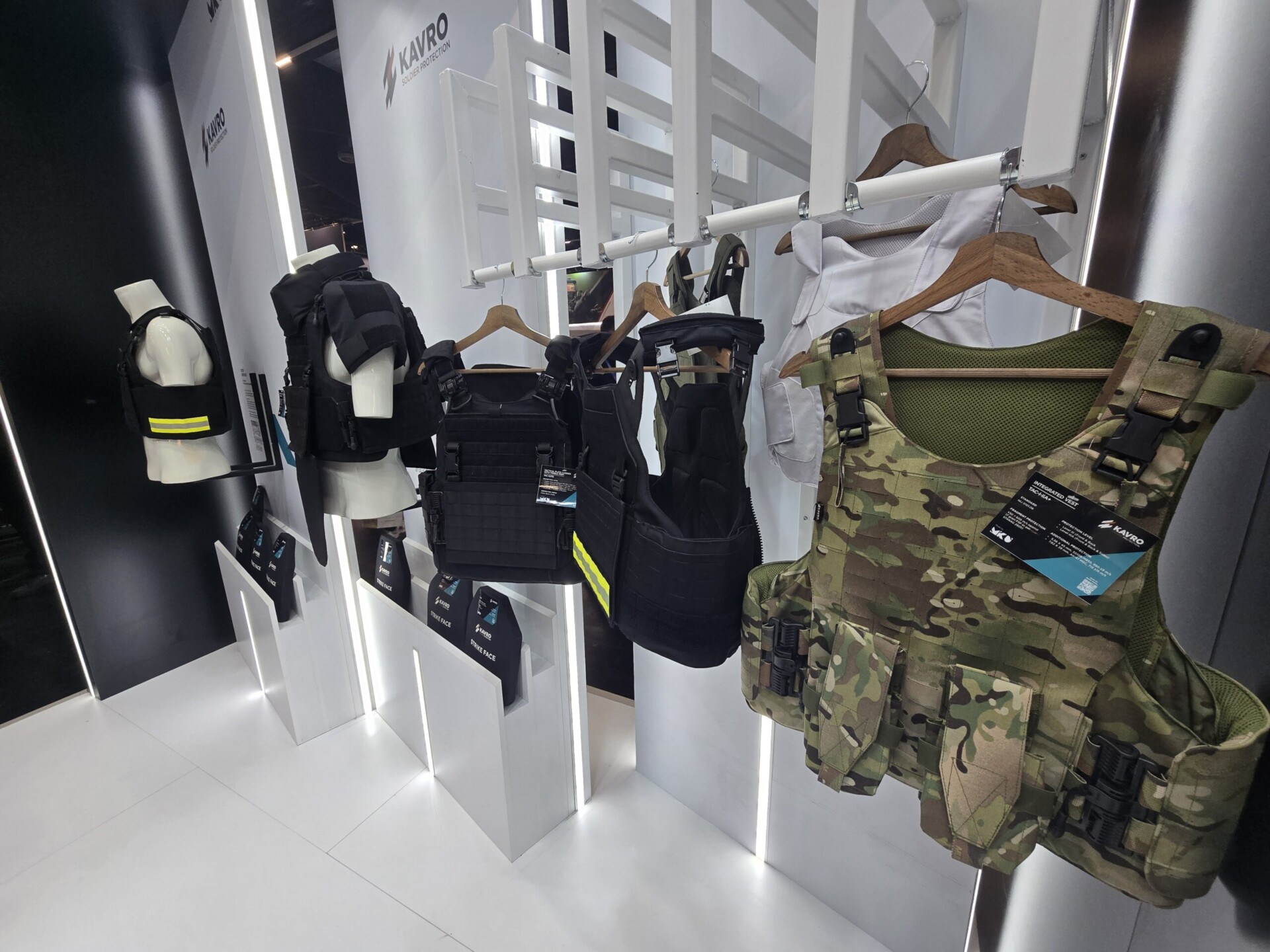 Next-Generation Body Armor Systems on Display at Defense Exhibition A range of modern body armor solutions, including modular plate carriers and lightweight protective vests, showcased at an industry exhibition—highlighting the latest trends in mobility, protection, and tactical design.